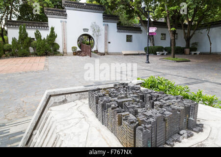 Miniaturmodell der Kowloon Walled City auf der Kowloon Walled City Park in Hong Kong, China. Stockfoto