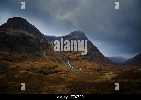 Schwere dunkle Gewitterwolken zu sammeln, über den Pass von Glen Coe, Lochaber, Highlands, Schottland Stockfoto