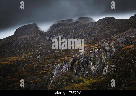 Dunkle Wolken über dem Eingang zu den 'Lost Valley' Glencoe, Highlands, Schottland Stockfoto