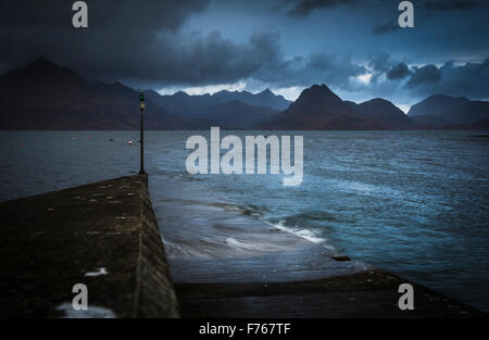 Gewitterwolken über die Cuillin Hills mit der Anlegestelle in Elgol, Isle Of Skye, Schottland Stockfoto