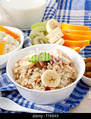 Gesundes Frühstück - Müsli, Quark, Milch und Obst. Stockfoto