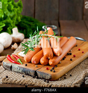 Wurst auf einem hölzernen Hintergrund Stockfoto