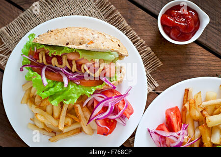 Hot Dogs - sandwich mit Pommes Frites auf weißen Teller Stockfoto