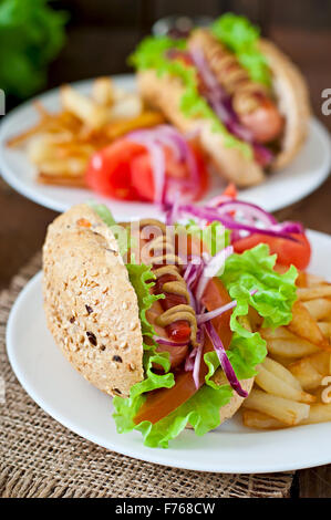 Hot Dogs - sandwich mit Pommes Frites auf weißen Teller Stockfoto