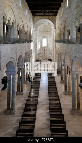 Hauptschiff der Kathedrale, Cattedrale di San Nicola Pellegrino, Trani, Provinz Bari, Apulien, Italien Stockfoto