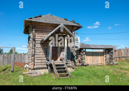 Holzhaus in der Nähe von Festungsmauer Stockfoto