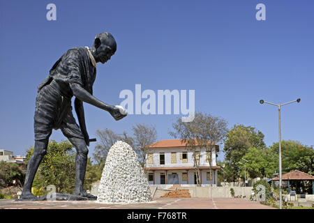 Statue zum Gedenken an Gandhi Dandi Salz März, Navsari, Gujarat, Indien, Asien Stockfoto