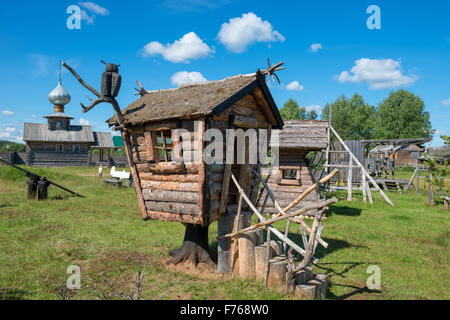 Holzhaus Baba Yaga auf dem Spielplatz Stockfoto