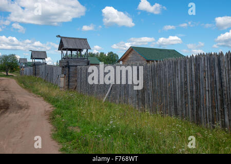 Zäune-Palisade rund um das Dorf mit Wachtürmen Stockfoto