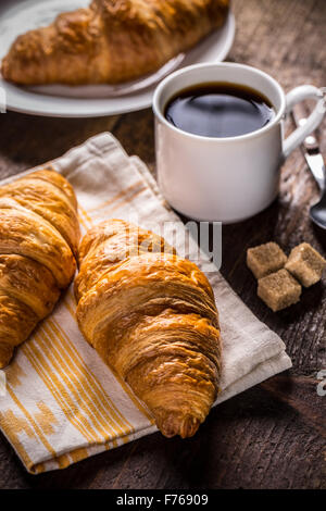 Tasse Kaffee und ein croissant Stockfoto