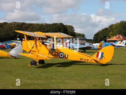 Historische zivile und militärische Flugzeuge versammelten sich am Kemble Airport zur jährlichen Air Show. Ein Tiger Moth DH,82 in Kemble, Großbritannien Stockfoto