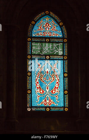 Ein Glasfenster in der Dormition Abbey-Kirche auf dem Berg Zion in Jerusalem, Israel, Naher Osten. Stockfoto