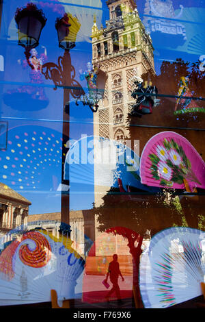 Giralda spiegelt sich in einem Schaufenster Plaza Virgen de Los Reyes, Sevilla, Andalusien, Spanien Stockfoto