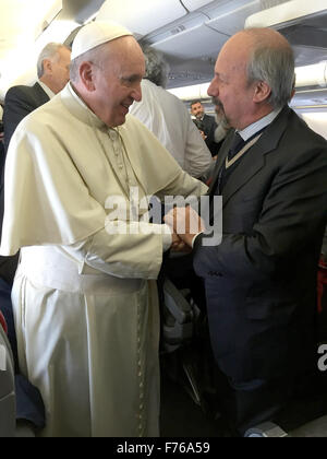 Nairobi, Kenia. 25. November 2015. Papst Francis geht das Flugzeug Gang hinunter um alle begleitenden Journalisten während des Fluges nach Nairobi, Kenia, 25. November 2015 persönlich zu begrüßen. Foto: Jürgen BÄTZ/Dpa/Alamy Live News Stockfoto