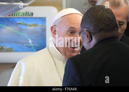 Nairobi, Kenia. 25. November 2015. Papst Francis begrüßen einen begleitenden Journalisten während des Fluges nach Nairobi, Kenia, 25. November 2015. Foto: Jürgen BÄTZ/Dpa/Alamy Live News Stockfoto