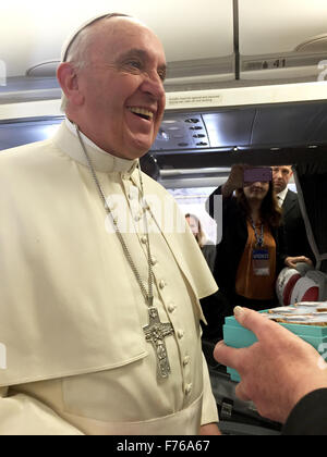 Nairobi, Kenia. 25. November 2015. Ein amerikanischer Journalist Hände Papst Francis Cookies dekoriert mit seinem Antlitz während des Fluges nach Nairobi, Kenia, 25. November 2015. Foto: Jürgen BÄTZ/Dpa/Alamy Live News Stockfoto