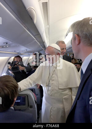 Nairobi, Kenia. 25. November 2015. Papst Francis geht das Flugzeug Gang hinunter um alle begleitenden Journalisten während des Fluges nach Nairobi, Kenia, 25. November 2015 persönlich zu begrüßen. Foto: Jürgen BÄTZ/Dpa/Alamy Live News Stockfoto