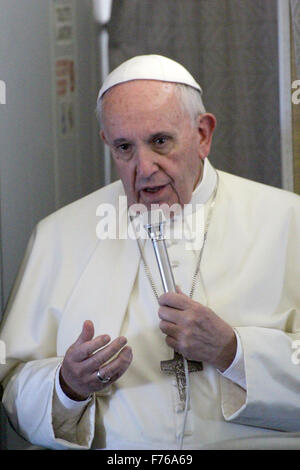 Nairobi, Kenia. 25. November 2015. Francis Papst grüßt die begleitenden Journalisten während des Fluges nach Nairobi, Kenia, 25. November 2015. Foto: Jürgen BÄTZ/Dpa/Alamy Live News Stockfoto