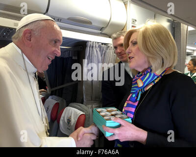 Nairobi, Kenia. 25. November 2015. Ein amerikanischer Journalist Hände Papst Francis Cookies dekoriert mit seinem Antlitz während des Fluges nach Nairobi, Kenia, 25. November 2015. Foto: Jürgen BÄTZ/Dpa/Alamy Live News Stockfoto