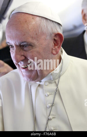 Nairobi, Kenia. 25. November 2015. Francis Papst grüßt die begleitenden Journalisten während des Fluges nach Nairobi, Kenia, 25. November 2015. Foto: Jürgen BÄTZ/Dpa/Alamy Live News Stockfoto