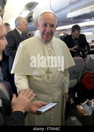 Nairobi, Kenia. 25. November 2015. Papst Francis geht das Flugzeug Gang hinunter um alle begleitenden Journalisten während des Fluges nach Nairobi, Kenia, 25. November 2015 persönlich zu begrüßen. Foto: Jürgen BÄTZ/Dpa/Alamy Live News Stockfoto