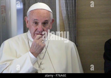 Nairobi, Kenia. 25. November 2015. Francis Papst grüßt die begleitenden Journalisten während des Fluges nach Nairobi, Kenia, 25. November 2015. Foto: Jürgen BÄTZ/Dpa/Alamy Live News Stockfoto