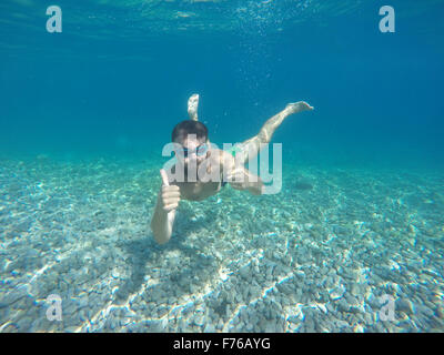 Junge Bart Mann mit Maske Tauchen in eine blaue sauberes Wasser Stockfoto