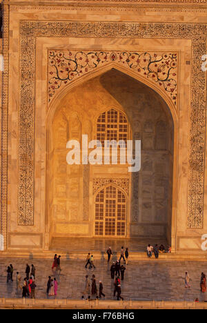 Besucher am Taj Mahal, Agra, Delhi, Indien, Asien Stockfoto