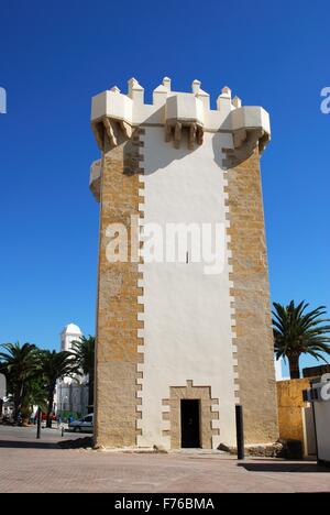 Ansicht der Guzman Turm im Zentrum Stadt (Torre de Guzman), Conil De La Frontera, Costa De La Luz, Provinz Cadiz, Spanien. Stockfoto