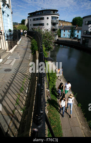 Blick von Lyme Terrasse Blick hinunter auf die Regents Canal in Camden Town, London, UK Stockfoto