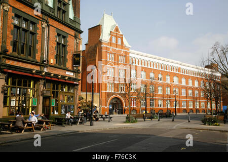 Roebuck Pub am Trinity Street und große Dover Street Apartments, The Borough, London, UK Stockfoto