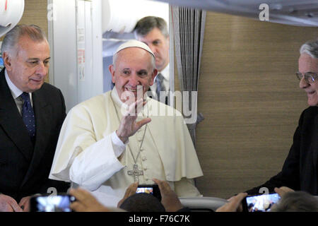 Nairobi, Kenia. 25. November 2015. Francis Papst grüßt alle begleitende Journalisten während des Fluges nach Nairobi, Kenia, 25. November 2015. Foto: Jürgen BÄTZ/Dpa/Alamy Live News Stockfoto