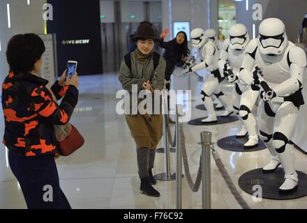 26. November 2015 - Shanghai, Volksrepublik China - Kunden fotografieren mit Sturmtruppen Originalgröße in Shanghai unter IAPM Shopping Mall. Bildnachweis: Marcio Machado/ZUMA Draht/Alamy Live-Nachrichten Stockfoto