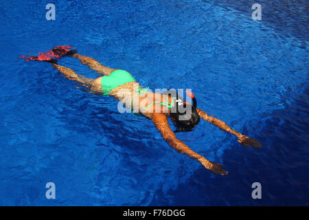 Asiatische Frauen, die in einem Schwimmbad in Bali Schnorcheln Stockfoto