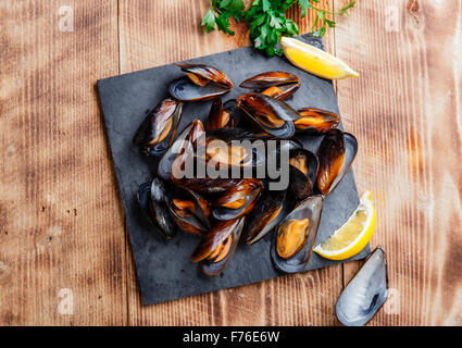 Muscheln, Austern mit Zitrone und Kräutern gedünstet Stockfoto