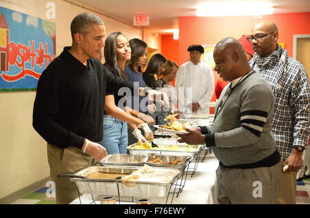 US-Präsident Barack Obama und Familie servieren Thanksgiving Mahlzeiten an Obdachlose und gefährdeten Veteranen am Friendship Place Obdachlose Center im Keller des St. Lukes Methodist Church in Washington, DC, Mittwoch, 25. November 2015. Als Teil der Verwaltung Fokus auf die Verringerung der Rate von veteran Obdachlosigkeit erhielt Friendship Place einen $ 3,1 Millionen Zuschuss vom Department of Veterans Affairs im Jahr 2015. Von links nach rechts: Präsident Obama, Malia Obama, First Lady Michelle Obama, Sasha Obama. Bildnachweis: Martin H. Simon/Pool über CNP - kein Draht-Dienst- Stockfoto