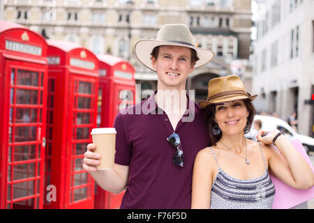 Paar genießt ihren Tag in London Stockfoto