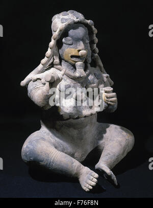 Die alten Jama-Coaque-Kultur. Nördliche Küste von Ecuador. 500 v. Chr. - 500 n. Chr. 'Chone Typ'. Männliche Figur sitzen. 37 x 30 cm. Privatsammlung. Stockfoto