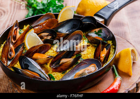 Muschel-Paella-Reis in einer Pfanne erhitzen Stockfoto