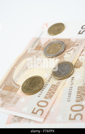 50 Euro-Banknoten aufgefächert mit verschiedenen Euro-Münzen Stockfoto