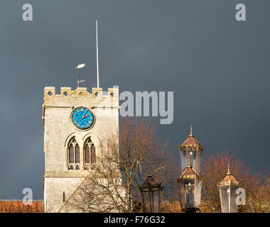 Dark Sky über den Turm der Pfarrkirche St. Peter und Paul, Ringwood, Hampshire. Stockfoto