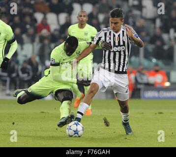 Juventus-Spieler Paulo Dybala (R) kämpft für den Ball mit Manchester City Bacary Sagna während der Uefa Champions League-Fußball-Gruppe D entsprechen Juventus FC Vs Manchester City FC Juventus Stadium in Turin, Italien, 25. November 2015. Foto: Stefano Gnech/dpa Stockfoto