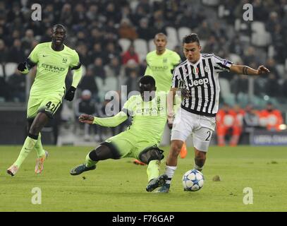 Juventus-Spieler Paulo Dybala (R) kämpft für den Ball mit Manchester City Bacary Sagna während der Uefa Champions League-Fußball-Gruppe D entsprechen Juventus FC Vs Manchester City FC Juventus Stadium in Turin, Italien, 25. November 2015. Foto: Stefano Gnech/dpa Stockfoto