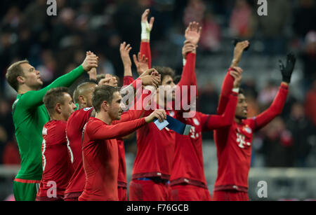 München, Deutschland. 24. November 2015. Münchner Spieler mit Philipp Lahm (vorne) feiern ihren Sieg in der Champions League-Fußball-Spiel zwischen Bayern München und Olympiacos F.C. in der Arena in München, Deutschland, 24. November 2015. Foto: Sven Hoppe/Dpa/Alamy Live News Stockfoto