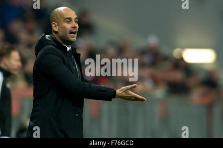 München, Deutschland. 24. November 2015. Münchens Trainer Pep Guardiola Gesten während der Fußball-Champions-League-match zwischen Bayern München und Olympiacos F.C. in der Arena in München, Deutschland, 24. November 2015. Foto: Sven Hoppe/Dpa/Alamy Live News Stockfoto