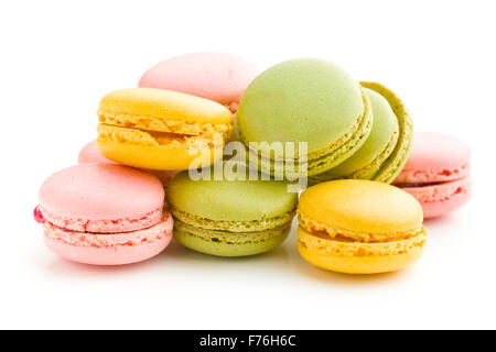 bunte Macarons auf weißem Hintergrund Stockfoto
