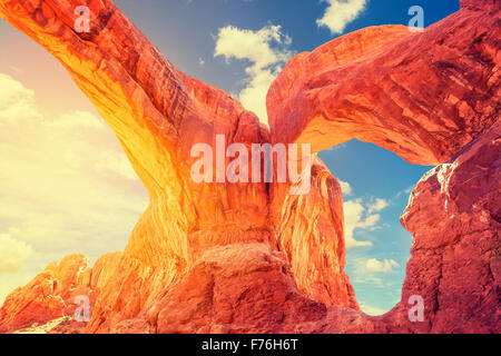 Sonnenuntergang am Double Arch im Arches National Park, USA. Stockfoto