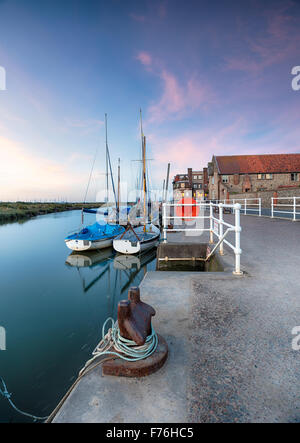 Sonnenuntergang am Kai bei Blakeney an der Küste von Norfolk Stockfoto