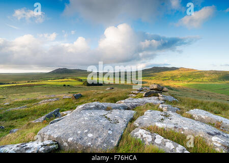 Ein Blick über Bodmin Moor in Cornwall mit den beiden höchsten Punkten des Roughtor auf der linken und braune Willy auf der rechten Seite Stockfoto