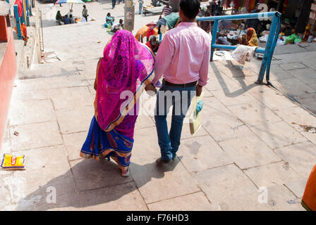 Paare, die auf Dashashwamedh Ghat, Varanasi, Uttar Pradesh, Indien, Asien Stockfoto